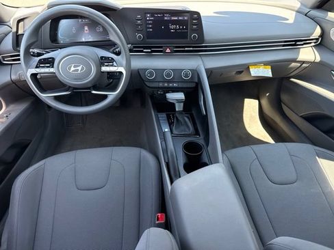 Used 2025 Hyundai Elantra SE FWD image 4