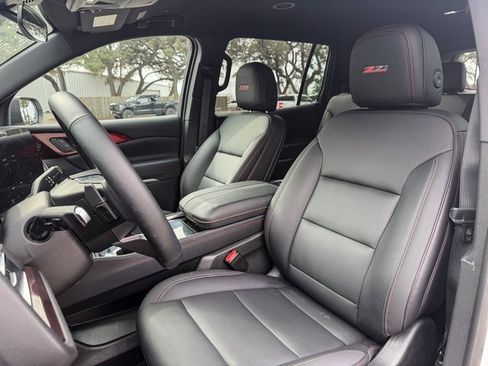 Used 2025 Chevrolet Traverse Z71 image 7