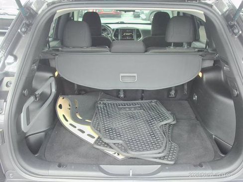 Used 2016 Jeep Cherokee Latitude w/ Cold Weather Group AWD/4WD image 16