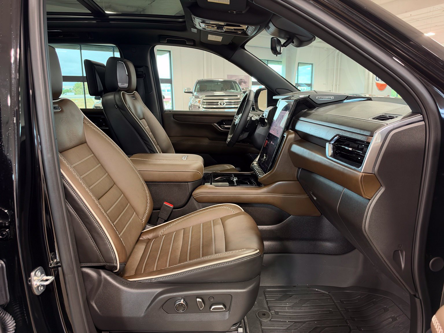 Used 2026 GMC Yukon XL Denali Ultimate w/ LPO, Illumination Package AWD/4WD image 50