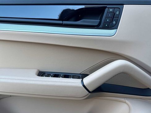 New 2025 Porsche Cayenne Coupe image 12