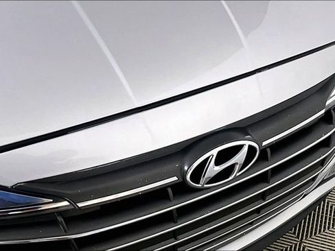 Used 2019 Hyundai Elantra SE FWD image 28