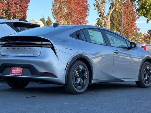 New 2026 Toyota Prius SE image 3