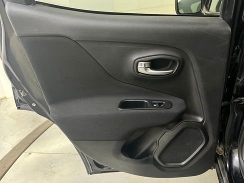 Used 2019 Jeep Renegade Latitude w/ Cold Weather Group image 28