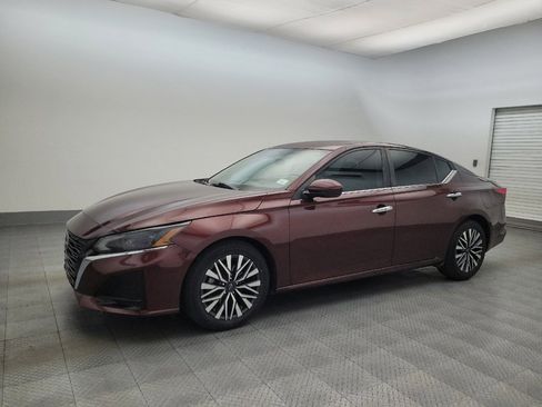 Used 2023 Nissan Altima 2.5 SV image 2