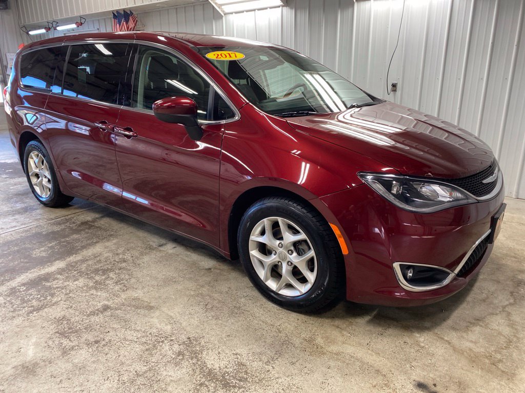 Used 2017 Chrysler Pacifica Touring Plus w/ Tire & Wheel Group FWD image 2