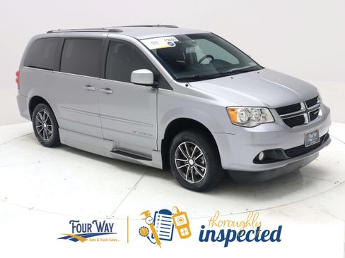Used 2016 Dodge Grand Caravan SXT FWD image 3