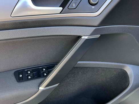 Used 2016 Volkswagen e-Golf SE w/ DC Fast Charging Package image 57