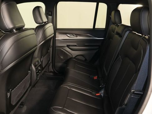 New 2025 Jeep Grand Cherokee Limited image 17