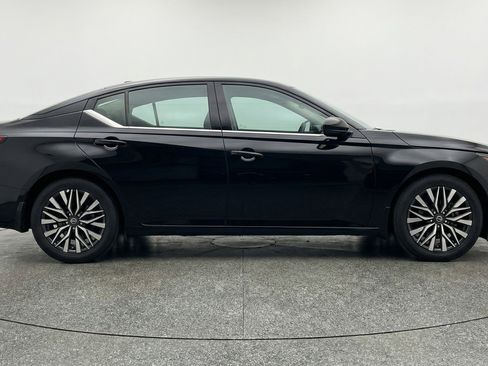 Used 2025 Nissan Altima 2.5 SV FWD image 11