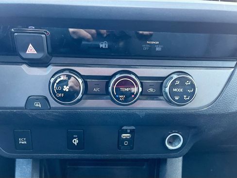 Used 2016 Toyota Tacoma TRD Sport image 16