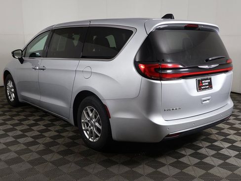 Used 2024 Chrysler Pacifica Touring-L FWD image 9