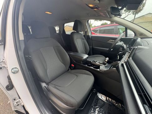 Used 2025 Kia Sportage LX image 35