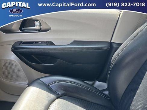 Used 2023 Chrysler Pacifica Touring-L FWD image 27