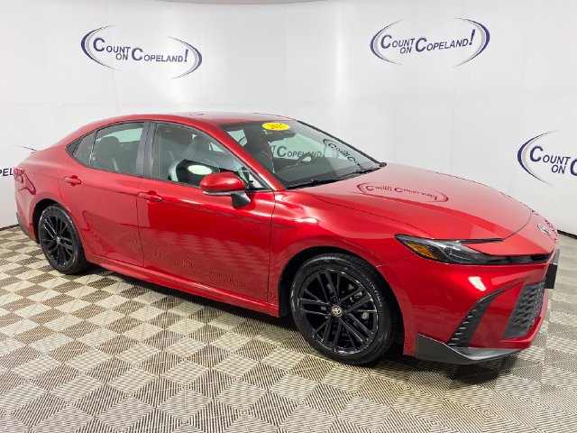 Used 2025 Toyota Camry SE FWD image 1