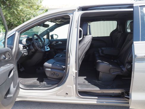 New 2025 Chrysler Pacifica Select w/ Uconnect Theater Family Group image 13