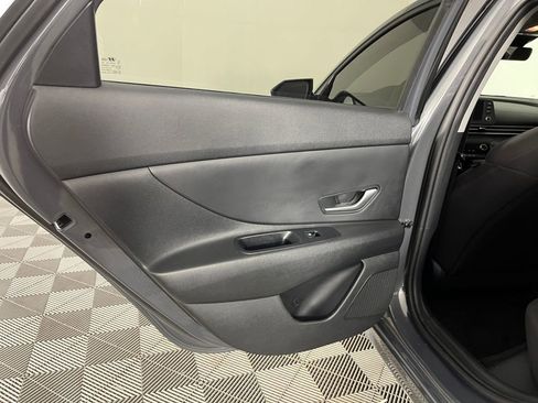 Used 2023 Hyundai Elantra SEL image 12