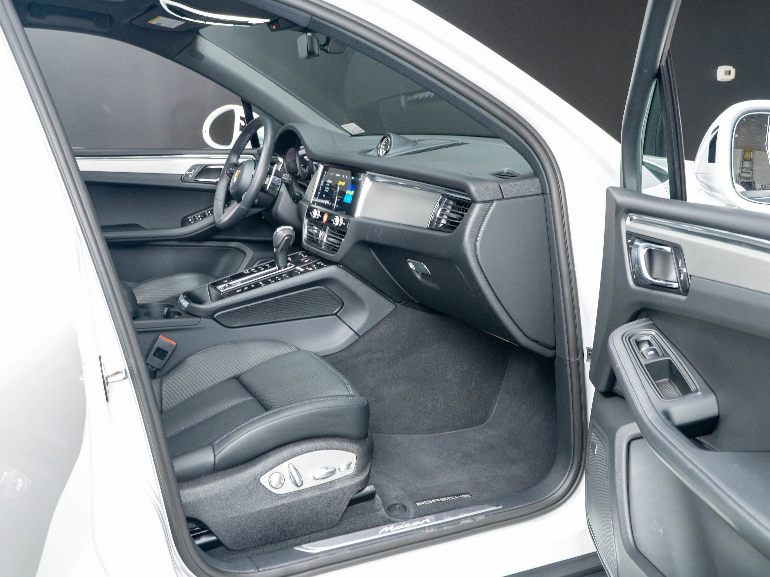 Certified 2026 Porsche Macan AWD/4WD image 33