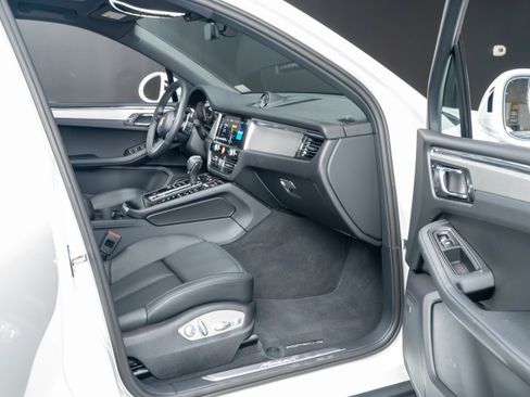 Certified 2026 Porsche Macan AWD/4WD image 33