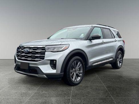 Used 2025 Ford Explorer Active w/ Active Comfort Package AWD/4WD image 3