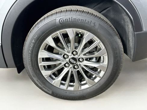 Used 2025 Cadillac XT4 Premium Luxury FWD image 8