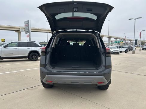 Used 2022 Nissan Rogue SV image 9