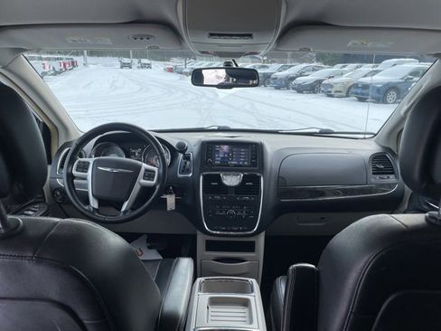 Used 2014 Chrysler Town & Country Touring image 39