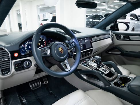 Used 2020 Porsche Cayenne Turbo S image 18