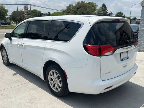 Used 2022 Chrysler Voyager LX image 7