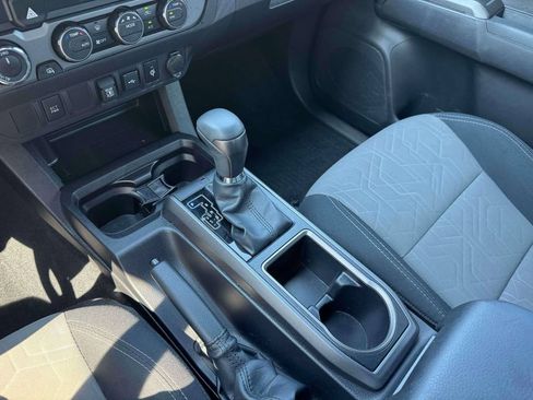 Used 2022 Toyota Tacoma TRD Off-Road AWD/4WD image 31