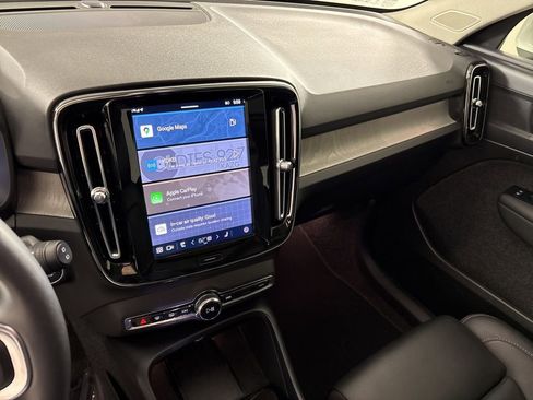 Used 2025 Volvo XC40 B5 Plus image 29