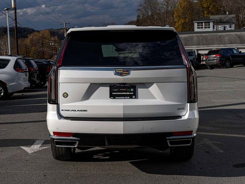 Used 2024 Cadillac Escalade Premium Luxury image 5