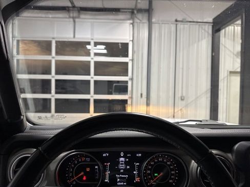 Used 2019 Jeep Wrangler Unlimited Sahara image 7