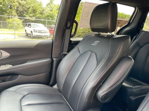 Used 2024 Chrysler Pacifica Limited FWD image 17