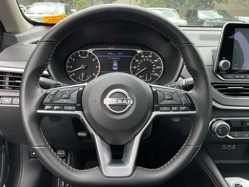 Used 2025 Nissan Altima 2.5 SR FWD image 14