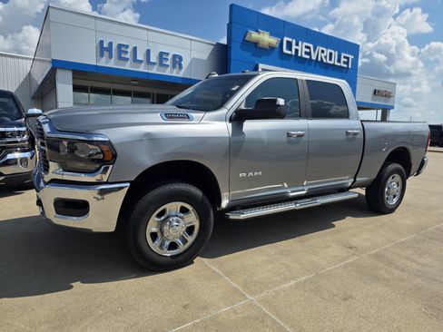 Used 2022 RAM 2500 Big Horn AWD/4WD image 3