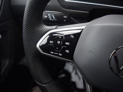 Used 2024 Volkswagen Tiguan SEL R-Line image 5