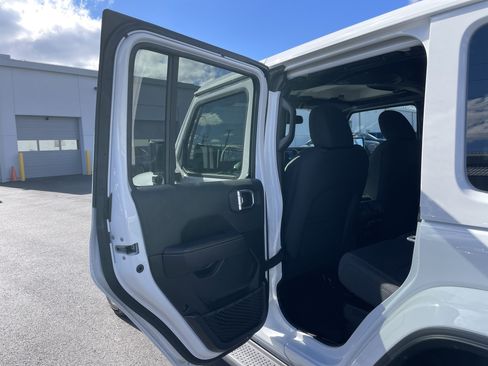 Used 2025 Jeep Wrangler Sahara image 22