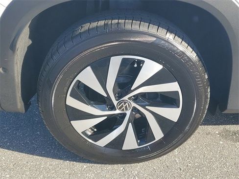 Certified 2025 Volkswagen Tiguan S image 5