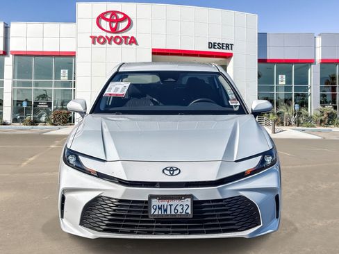 Used 2025 Toyota Camry SE AWD/4WD image 2