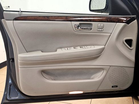 Used 2010 Cadillac DTS Premium image 7