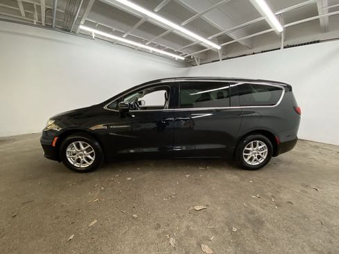 Used 2023 Chrysler Pacifica Touring-L FWD image 3