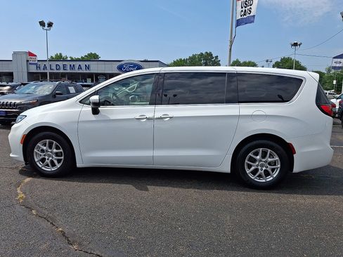 Used 2023 Chrysler Pacifica Touring-L FWD image 4