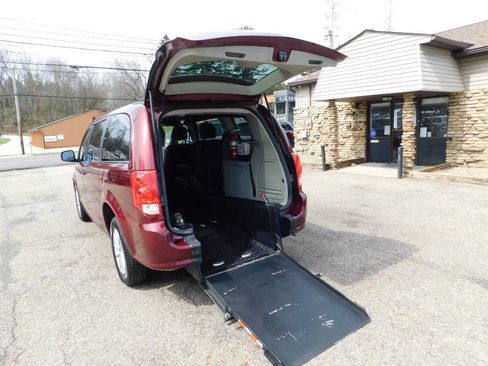 Used 2020 Dodge Grand Caravan SXT FWD image 3