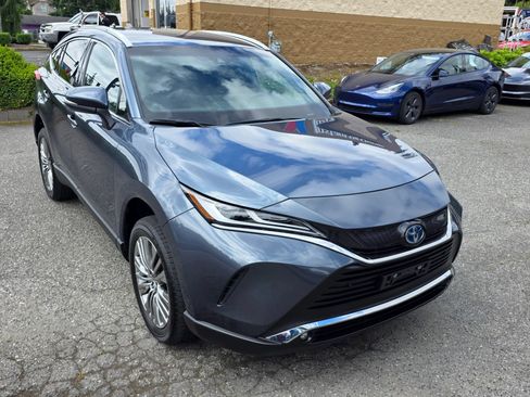 Used 2024 Toyota Venza XLE AWD/4WD image 3
