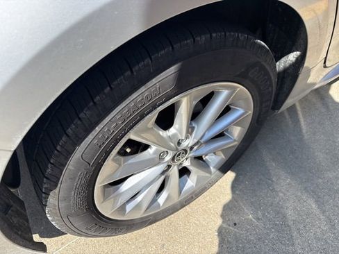 Used 2021 Toyota Corolla LE w/ LE Convenience Package FWD image 7