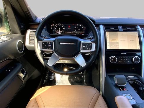 Used 2025 Land Rover Discovery Dynamic SE AWD/4WD image 6
