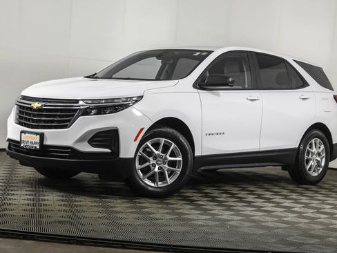 Used 2023 Chevrolet Equinox LS w/ LS Convenience Package image 2