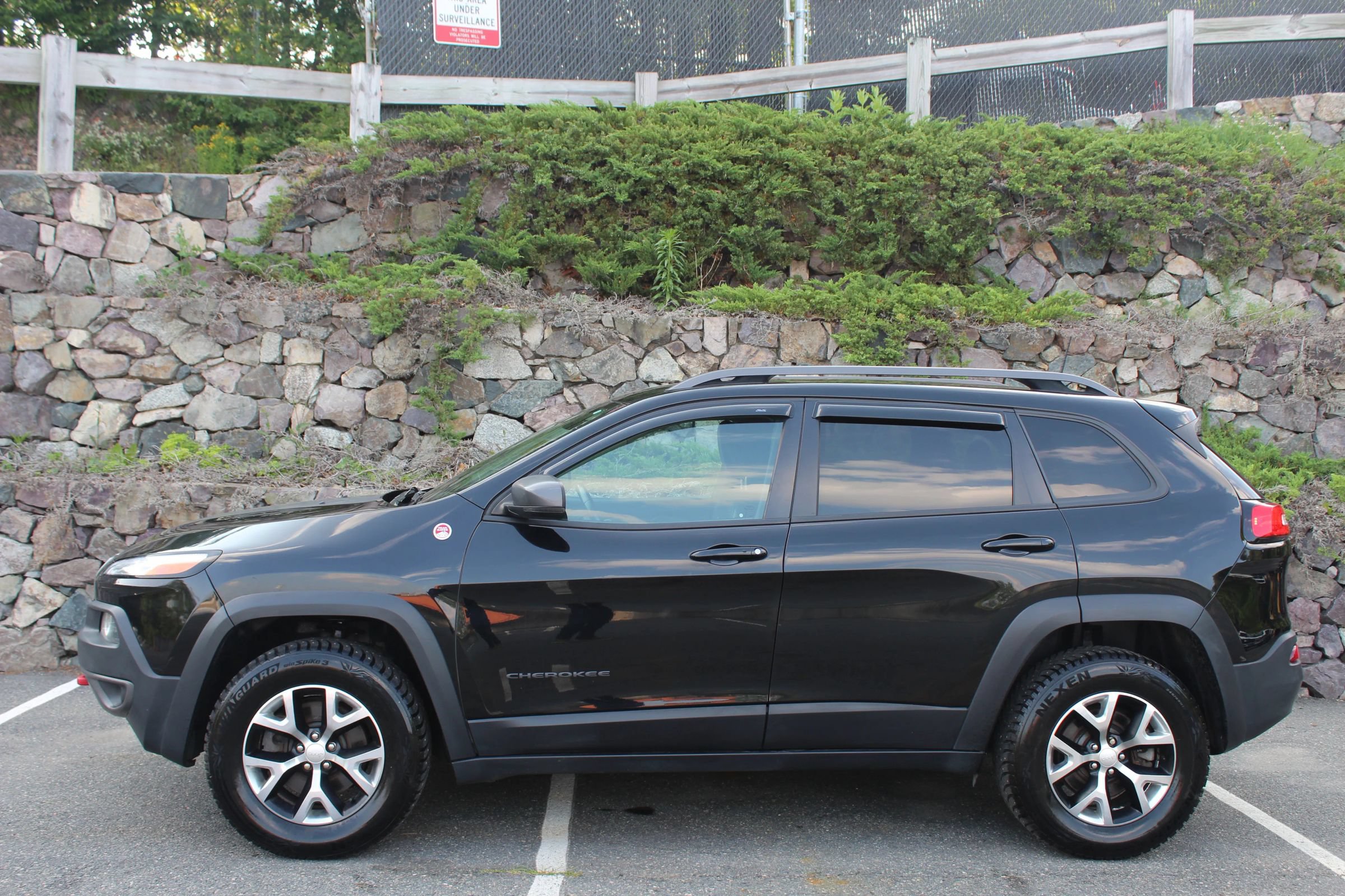 Used 2018 Jeep Cherokee Trailhawk AWD/4WD image 6