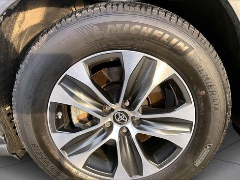 Used 2022 Toyota Highlander XLE image 11